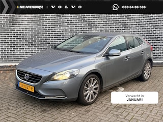 Volvo V40 1.5 T3 Nordic+ | Automaat | Trekhaak | Bi-xenon koplampen | Navigatie | 17" velgen | Stoelverwarming | Climate control | Voorruitverwarming | Parkeersensoren achter | Standkachel | Volvo On Call |
