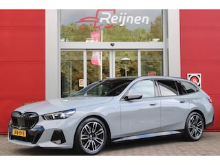 BMW 5-serie Touring 520i M-SPORT | PANORAMA DAK | TREKHAAK ELEKTRISCH WEGKLAPBAAR | HARMAN KARDON AUDIO SYSTEM | SHADOW LINE PAKKET | ELEKTRISCH VERSTELBARE VOORSTOELEN MET GEHEUGENFUNCTIE | STOEL VENTILATIE VOOR | STOEL VERWARMING VOOR + ACHTER | 360° CAMERA | DRAADLOZE TELEFOONLADER | STAND VERWARMING | LEDEREN BEKLEDING "VEGANZA ZWART" | WARMTEWEREND GLAS | SPORT CHASSIS "M-TECHNIC" | INNOVATIE PAKKET: (HEAD UP DISPLAY/LIVE NAVIGATIE/INTERIEUR CAMERA/PARKEERSENSOREN VOOR+ACHTER/CONNECTED SERVICES) | DRAADLOZE APPLE CARPLAY/ANDROID AUTO | TRAVEL PAKKET (ELEKTRISCH BEDIENBARE ACHTERKLEP/COMFORT ACCESS/TOEGANG VIA SMARTPHONE) | DODEHOEK DETECTIE | ELEKTRISCH BEDIENBAAR STUURKOLOM |