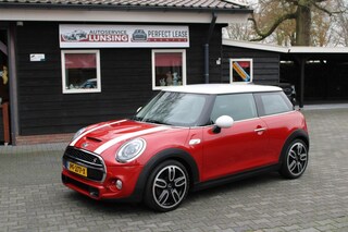 Mini Mini 2.0 COOPER S Chilli Serious Business Automaat 191PK - Navi