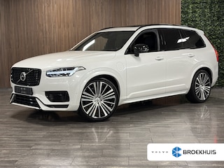 Volvo XC90 T8 AWD Recharge R-Design Long Range Luchtvering | Trekhaak | 455pk | 360° Camera | Schuifdak | Head-Up Display | Harman Kardon | Crystal White | 22 Inch | Adaptieve Cruise Control | Stoel en Stuurwielverwarming | Full LED Meesturende koplampen | Pilot Assist | BLIS Dode Hoek Detectie | Elektrische voorstoelen geheugen | R-Design Contour stoelen met wit stiksel en bies | Zitting verlenging voorstoelen | Lederen Dashboard | Gelamineerde/geluidwerende zijruiten | Keyless Drive | Parkeersensoren voor+achter | Privacy Glass | Elektrisch bedienbare achterklep | Geïntegreerd kinderzitje achterin | Geïntegreerde zongordijnen achterportieren | Verlichte instaplijsten | 7-Persoons | 4-Zone Climate Control | Draadloos telefoon opladen | DAB Radio | Apple Carplay/Android Auto | Volvo On Call met mobiele App functie | Crystal White Metallic |