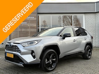 Toyota RAV4 2.5 HYBRIDE AWD BI-TONE TREKHAAK 1650KG TREKGEWICHT BLIND-SPOT EL-KLEP JBL-AUDIO KEYLESS PARKSENSOR V+A NAVI APPLE/ANDROID NL-AUTO DEALERONDERHOUDEN