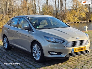 Ford Focus 1.0 Titanium Navigatie airco cruis control parkeer sensor