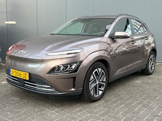 Hyundai Kona EV Premium 64 kWh 204pk | Camera | carplay | Leder | Adaptive cruise controle | Dodehoekdetectie | Head-up display | Stoelventilatie | Stoelverwarming | Warmtepomp | LED verlichting