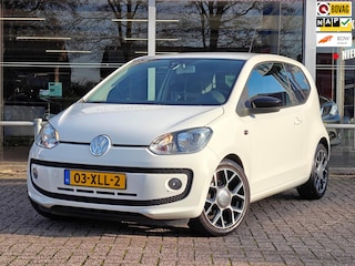 Volkswagen Up 1.0 high up! BlueMotion | Navi | Bluetooth| All season met LM velgen