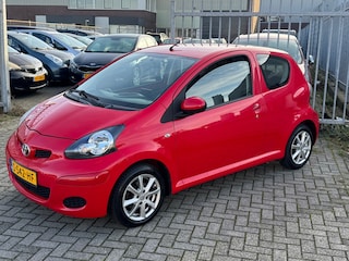 Toyota Aygo 1.0-12V Dynamic! Nieuwe APK! Airco l Camera l Elek pakket l LMV ALL SEASON BANDEN! TOPSTAAT!