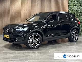 Volvo XC40 1.5 T2 R-Design Schuifdak | Adaptieve Cruise Control | Stoel en Stuurwielverwarming | Parkeercamera | Pilot Assist | Keyless Drive | Parkeersensoren voor+achter | Leder / Alcantara R-Design bekleding met wit stiksel en bies | Zitting verlenging voorstoelen | Privacy Glass | Elektrisch bedienbare achterklep | Climate Control L+R | DAB Radio | Apple Carplay/Android Auto | Volvo On Call met mobiele App functie |