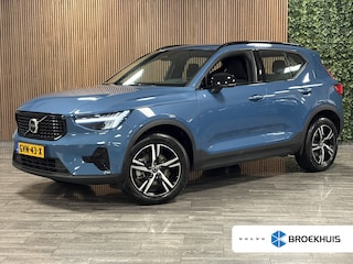Volvo XC40 2.0 B4 Plus Dark Trekhaak | All Season banden | Harman Kardon | Bestuurdersstoel elektrisch geheugen | Adaptieve Cruise Control | Stoel en Stuurwielverwarming | Google Infotainment | Parkeercamera | Pilot Assist | BLIS Dode Hoek Detectie | Keyless Drive | Parkeersensoren voor+achter | Passagiersstoel elektrisch | Elektrisch bedienbare achterklep | 18 Inch | Zitting verlenging voorstoelen | DAB Radio | Apple Carplay/Android Auto | Draadloos telefoon opladen | Volvo On Call met mobiele App functie | Fjord Blue Metallic |