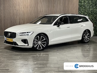 Volvo V60 2.0 T6 Plug-in hybrid AWD Plus Dark | Trekhaak | 455pk | Adaptieve Cruise Control | Stoel en Stuurwielverwarming | Parkeercamera | Full LED Meesturende koplampen | Pilot Assist | BLIS Dode Hoek Detectie | Elektrische voorstoelen geheugen | Leder Alcantara R-Design Contour stoelen wit stiksel met bies | Zitting verlenging voorstoelen | Lederen dashboard | 20 Inch | Keyless Drive | Parkeersensoren voor+achter | Elektrisch bedienbare achterklep | Geïntegreerde zongordijnen achterportieren | Verlichte instaplijsten | 7-Persoons | 4-Zone Climate Control | DAB Radio | Apple Carplay/Android Auto | Volvo On Call met mobiele App functie | Onyx Black Metallic |