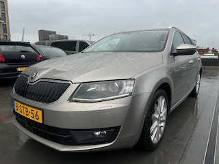 Skoda Octavia Combi 1.2 TSI Greentech Elegance Businessline Nieuwe APK Dealer Onderhouden Top Staat Vol Optie