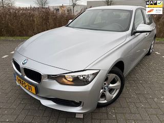 BMW 320i Edition Business*NEW APK*CRUISE*NAVI*PARK SENSOREN*VELGEN*ELKT-RAAM*C-D AFSTAND