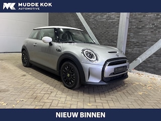 Mini Cooper Classic Trim 33 kWh | Stoelverwarming | Navigatie | Apple Carplay | Parkeersensoren | Half Leder