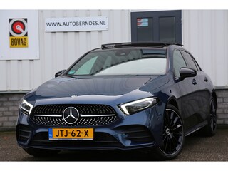 Mercedes-Benz A-klasse 250 e AMG Line Plug in hybride*Perfect MB Onderh.*BTW*1ste Eig.*Pano/Sfeer/Night/MBUX/Apple Carplay-Android/Multi Beam LED Koplamp./Diamond Grille/DAB/Stoelverw./Half Leder/Parkeersens.V+A/19 inch LM*