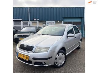 Skoda Fabia 1.4-16V Elegance | APK | Stoelverwarming | Airco | Parkeersensoren | EL Ramen | Nieuwe Koppeling |