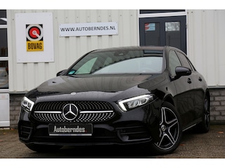 Mercedes-Benz A-klasse 250 e AMG Line Plug in hybride*Perfect MB Onderh.*BTW*1ste Eig.*Sfeer/Night/MBUX/Apple Carplay-Android/High Perf. LED Koplamp./Diamond Grille/DAB/Stoelverw./Half Leder/Parkeersens.V+A/18 inch LM*