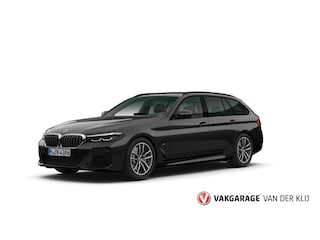BMW 5-serie Touring 520d M-Sport | Trekhaak | Head-Up | Camera | Shadow | Stoelverwarming |