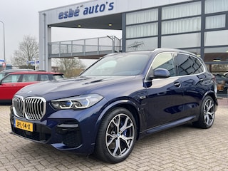 BMW X5 xDrive45e M-Sport High Executive Panodak Trekhaak Laserlicht Head-Up Comfortstoelen 21 Inch Velgen Life Cockpit Prof ACC Driving Assist Prof Achteras besturing Leder Dash Harman Kardon Audio Stoelventilatie Bom Vol Opties Individual Tansanitblau 1e Eigenaar BTW Auto Plug In Hybride