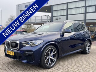BMW X5 xDrive45e M-Sport High Executive Panodak Trekhaak Laserlicht Head-Up Comfortstoelen 21 Inch Velgen Life Cockpit Prof ACC Driving Assist Prof Achteras besturing Leder Dash Harman Kardon Audio Stoelventilatie Bom Vol Opties Individual Tansanitblau 1e Eigenaar BTW Auto Plug In Hybride