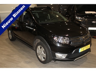 Dacia Sandero 0.9-90pk TCe Stepway Lauréate. Uitgebreide fotoreportage volgt na poetsen. Erg nette, goed onderhouden Dacia. Afkomstig van 1e eig. ! Airco, cruise control, navigatie, telefoonvoorb., parkeersensoren achter, dakrails etc.