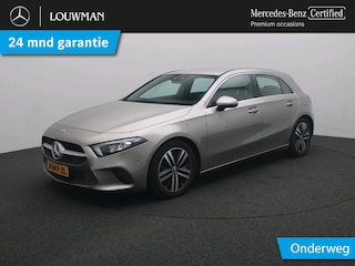 Mercedes-Benz A-klasse 180 Business Solution Luxury Ledkoplampen | Achteruitrijcamera | MBUX Augmented Reality navigatie | Stoelverwarming Voor | Sfeerverlichting. Inclusief 24 maanden Mercedes-Benz Certified garantie voor Europa.