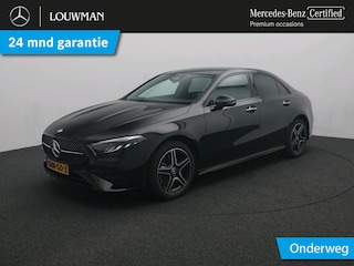 Mercedes-Benz A-klasse 250 e AMG Plug-In Hybride Trekhaak | AMG Line | Night Pakket | Alarm Klasse 3 | Dodehoekassistent | Distronic | Apple CarPlay | Sfeerverlichting. Inclusief 24 maanden Mercedes-Benz Certified garantie voor Europa.