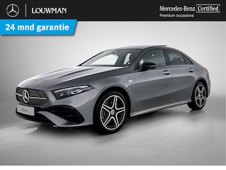 Mercedes-Benz A-klasse 250 e Business Solution AMG AMG Line | NIght Pakket | Panorama Schuif-Kanteldak | Sfeerverlichting | Head-up display | Apple CarPlay | Keyless-Go | Dodehoekassistent. Inclusief 24 maanden Mercedes-Benz Certified garantie voor Europa.
