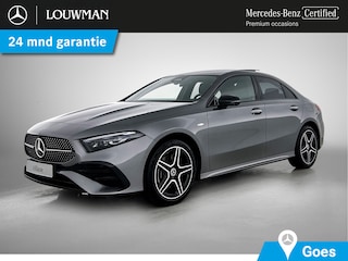 Mercedes-Benz A-klasse 250 e Business Solution AMG AMG Line | NIght Pakket | Panorama Schuif-Kanteldak | Sfeerverlichting | Head-up display | Apple CarPlay | Keyless-Go | Dodehoekassistent. Inclusief 24 maanden Mercedes-Benz Certified garantie voor Europa.