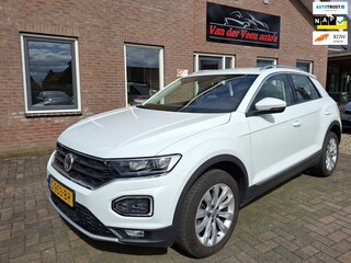 Volkswagen T-Roc 1.5 TSI Sport. volledig leder, dealer onderhouden, stoelverw., navi, carplay, adap.cruise, etc, incl garantie.