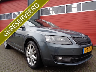 Skoda Octavia Combi 1.6 TDI Greentech Elegance Businessline 105PK Xenon Clima Cruise LMV Pano-Dak Trekhaak NL-Auto