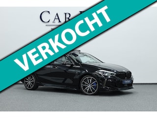 BMW M135i xDrive 306+PK M-PERFORMANCE/FORGED CARBON/VIRTUAL/SFEER/LEER+S.VERWARMING+MEMORY/LMV/CAM/CRUISE/12 MND GARANTIE!