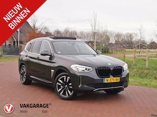 BMW iX3 Executive 80 kWh | Panoramadak | Camera | Sfeerverlichting | Apple Carplay |