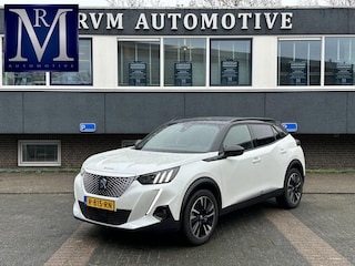Peugeot 2008 EV GT Première 3 fase 50 kWh VAN: 18.400,- VOOR: 16.770,- UW EINDEJAARSVOORDEEL: 1.630,- | RIJKLAARPRIJS INCL. 12MND BOVAG GARANTIE | STOELVERWARMING | DODE HOEK EN CAMERA