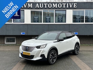 Peugeot 2008 EV GT Première 3 fase 50 kWh VAN: 18.400,- VOOR: 16.770,- UW EINDEJAARSVOORDEEL: 1.630,- | RIJKLAARPRIJS INCL. 12MND BOVAG GARANTIE | STOELVERWARMING | DODE HOEK EN CAMERA