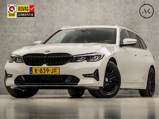 BMW 3-serie Touring 318i Sportline 157Pk Automaat (APPLE CARPLAY, GROOT NAVI, ZWART HEMEL, LEDER, STOELVERWARMING, SPORTSTOELEN, CAMERA, ELEK ACHTERKLEP, GETINT GLAS, TREKHAAK, NIEUWSTAAT)