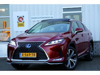Lexus RX 450h AWD*Lexus Fabrieksgarantie tm 03-2031*Perfect Lexus Onderh.*Pano/Afneemb. Trekhaak/Apple Carplay-Android/HUD/DAB/LED/Stoelverw.V+A/Stuurverw./Stoelkoeling/Dodehoek/Elek. Klep/Camera/Parkeersens.V+A/20 inch LM*