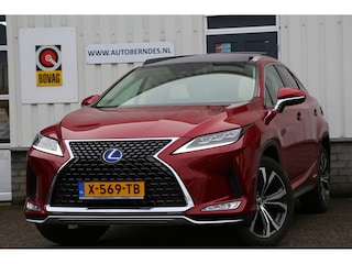 Lexus RX 450h AWD*Lexus Fabrieksgarantie tm 03-2031*Perfect Lexus Onderh.*Pano/Afneemb. Trekhaak/Apple Carplay-Android/HUD/DAB/LED/Stoelverw.V+A/Stuurverw./Stoelkoeling/Dodehoek/Elek. Klep/Camera/Parkeersens.V+A/20 inch LM*