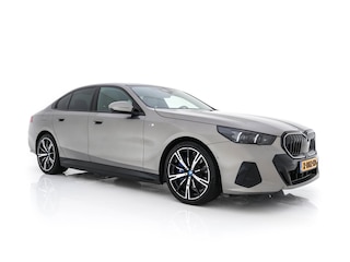 BMW i5 eDrive 40 M-Sport 84 kWh [ 3-Fase ] { SOH-96% } (INCL-BTW) *PANO | HEAD-UP | TWO-TONE-LUXURY-LEATHER | FULL-LED | BLIND-SPOT | HARMAN-KARDON-SURROUND | COMFORTSEATS |  WIDESCREEN-DIGICOCKPIT | AMBIENT-LIGHT | KEYLESS | TOPVIEW | DAB | ...