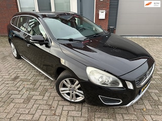 Volvo V60 1.6 T3 Momentum / Navi / PDC / Clima / Cruise / NAP