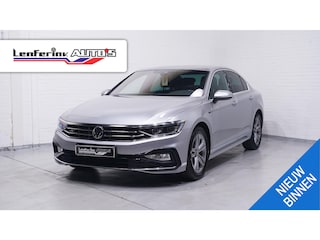 Volkswagen Passat 1.5 TSI R-Line Business + Rijklaar! Navi Stoel- en voorruitverwarming Led matrix Apple Carplay Camera 1e Eig. NAP