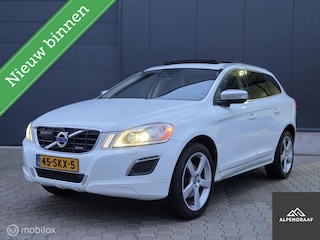 Volvo XC60 2.0 T5 R-Design Panoramadak|Camera|Navigatie|Bluetooth|Trekhaak|Stoelverwarming| Volvo in nette staat rijdt en schakelt perfect.