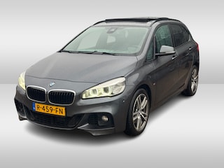 BMW 2-serie Tourer 225i M Sport / Trekhaak / Panoramadak / Camera / Head-up / Harman Kardon / Keyless / 18'' / Alcantara / Navigatie / LED Koplampen / DAB / Stoelverwarming / Cruise Control