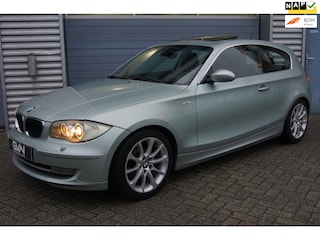 BMW 120i E81 • Xenon • M-pakket • Panoramadak • Sportstoelen • HiFi • Mooie kleur!