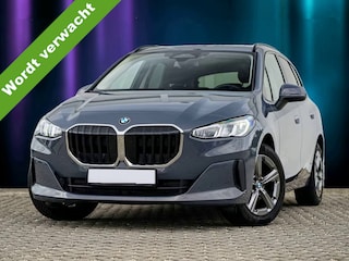 BMW 2-serie Tourer 218i Trekhaak Panoramadak Stuurwielverwarming Stoelverwarming LED Achteruitrijcamera