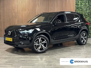 Volvo XC40 T2 Aut. R-Design Schuifdak | Adaptieve Cruise Control | Stoel en Stuurwielverwarming | Parkeercamera | Pilot Assist | Keyless Drive | Parkeersensoren voor+achter | Leder / Alcantara R-Design bekleding met wit stiksel en bies | Zitting verlenging voorstoelen | Privacy Glass | Elektrisch bedienbare achterklep | Climate Control L+R | DAB Radio | Apple Carplay/Android Auto | Volvo On Call met mobiele App functie |