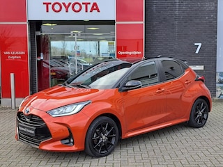 Toyota Yaris 1.5 Hybrid Executive HEAD-UP PDC VOOR EN ACHTER STOELVERWARMING LUXE BEKLEDING