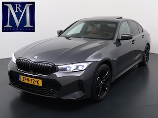 BMW 330e High Executive VAN: €45.900,- VOOR: €41.877,- UW EINDEJAARSVOORDEEL: €4.023| M SPORT | SCHUIFDAK | LEDER | HARMAN KARDON | LASER LED | ELECTR STOELEN | KEYLESS | HEAD UP| DODE HOEK HERKENNING | STUURWIEL VERWARMING