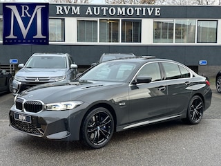 BMW 330e High Executive VAN: €45.900,- VOOR: €41.877,- UW EINDEJAARSVOORDEEL: €4.023| M SPORT | SCHUIFDAK | LEDER | HARMAN KARDON | LASER LED | ELECTR STOELEN | KEYLESS | HEAD UP| DODE HOEK HERKENNING | STUURWIEL VERWARMING