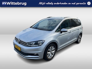 Volkswagen Touran 1.5 TSI 150pk Comfortline Executive DSG Automaat Navigatie / Parkeersensoren / Camera / Trekhaak afneembaar / LM velgen / Airconditioning