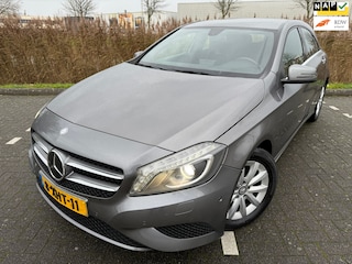 Mercedes-Benz A-klasse 180 Ambition 4U3*1eEigenaar*NAP*Cruise*Park-Sensoren*Velgen*Xenon*Leer*APK*Bluetooth