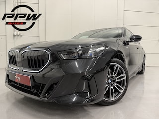 BMW 5-serie Touring 520i M-Sport ICONIC GRILLE PANO/TREKHAAK/H&K/HEAD-UP/360CAMERA/VENTILATIE/DRIVING ASS. PRO/ADAPTIVE-LED/STANDKACHEL/NIEUWPRIJS € 94.454,-/FABRIEKS-GARANTIE