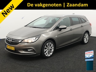 Opel Astra Sports Tourer 1.4 Online Edition 150 pk trekhaak airco navi, Airco, Apple Carplay/Android Auto, Bluetooth, Cruise control, Elektronisch Stabiliteits Programma, Parkeersensor voor en achter, Regensensor, stuur multifunctionee sterke 1.4 motorvvor nog vele km plezier. De Opel Astra Sports Tourer 1.4 Online Edition uit 2017 is een praktische en stijlvolle stationwagen. Dankzij zijn ruime interieur biedt hij volop co
